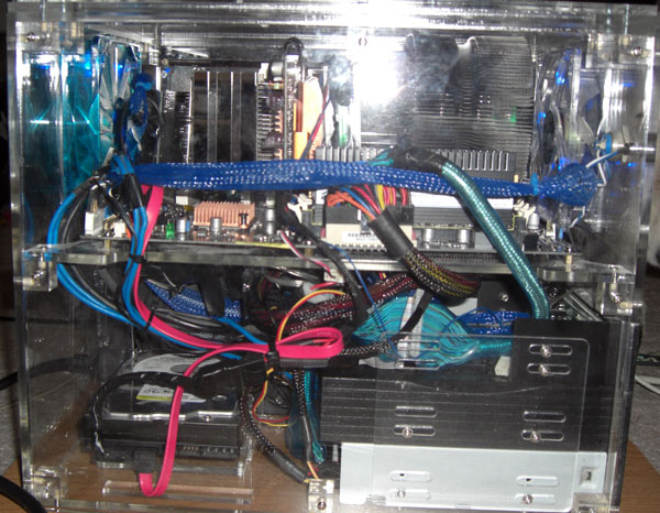 cube-case_E8400-pc_hdd-side.jpg