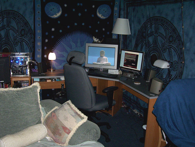 cubecase_desk-setup-lighter_8-29-06.jpg